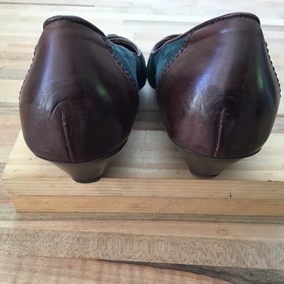 Chocolat Blu green suede and leather pointed toe 1 inch heel pumps. Size 41/ 9.5 - Picture 5 of 10